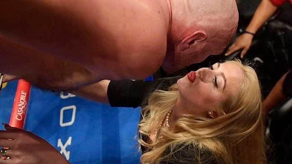 Paris besando a Tyson Fury en el ring en la pelea contra Deontay...