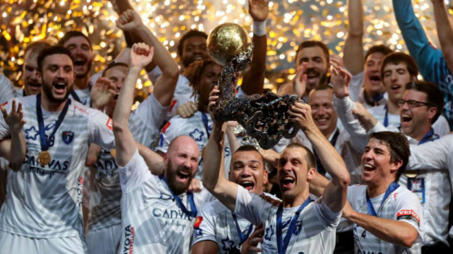 Los jugadores del Montpellier celebran su victoria en la Liga de...