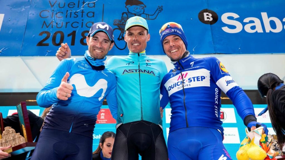 Luis Len Snchez, ganador de la Vuelta a Murcia 2018, junto a...