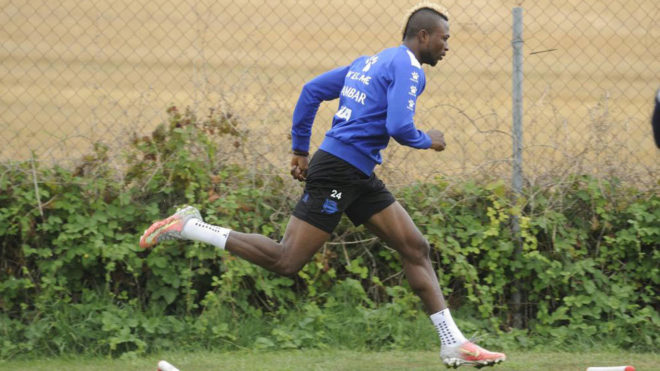 Twumasi realiza un sprint durante un entrenamiento del Alavs.