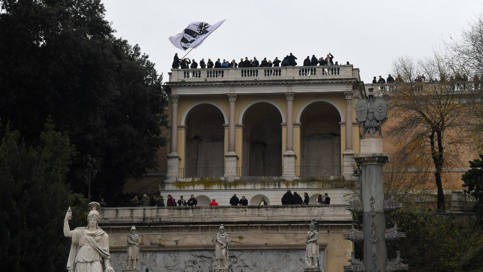 Momento en el que los ultras toman la Piazza del Popolo