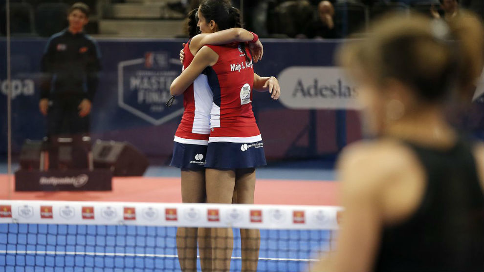 Mapi y Majo se abrazan tras su victoria en cuartos de final.