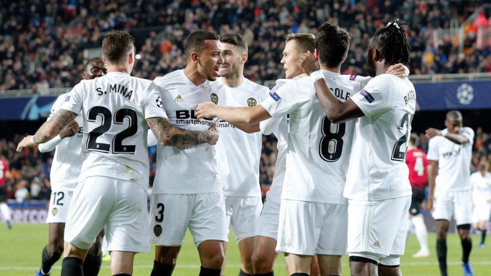 Los jugadores del Valencia celebran un gol contra el United.