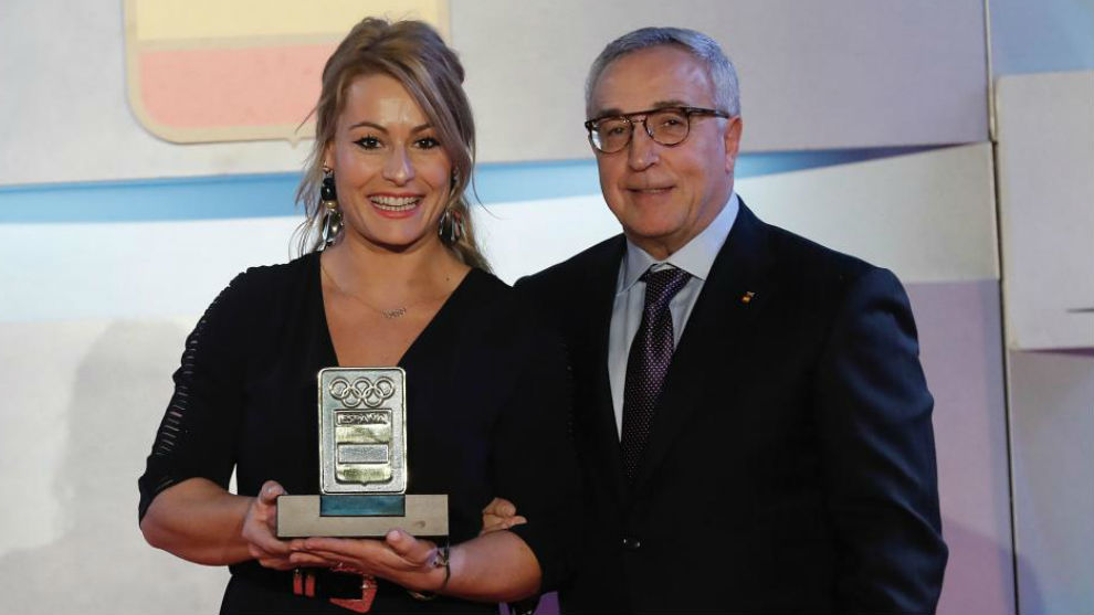 Lydia Valentn recibe el premio a Deportista Destacada de 2018 de...