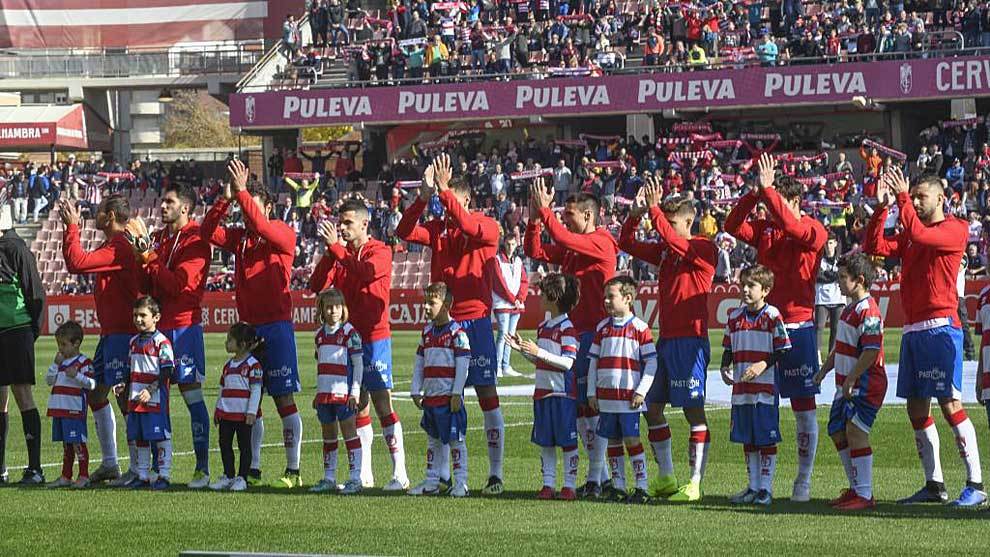 Los jugadores del Granada saludan a la aficin de Los Crmenes