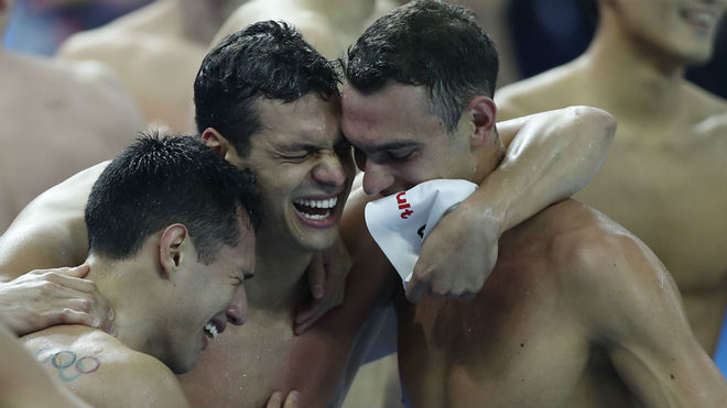 Los nadadores brasileos lloran tras ganar el oro y batir el rcord...