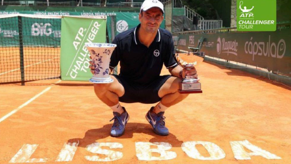 Tommy Robredo con el título de campeón del Challenger ATP de Lisboa,...
