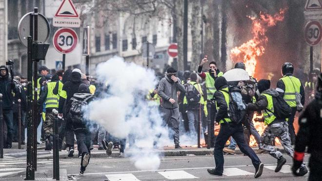 Disturbios en Francia entre los &apos;chalecos amarillos&apos; y las fuerzas del...