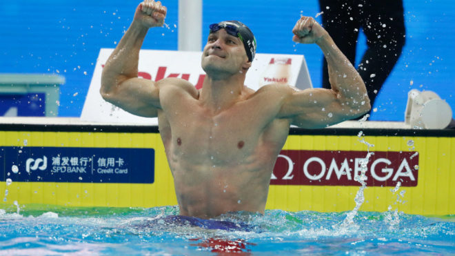 El brasileo Santos celebra su triunfo en los 50 m mariposa.