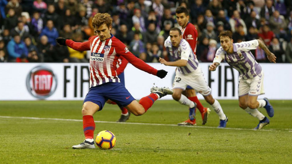 Griezmann lanza el penalti ante el Valladolid.
