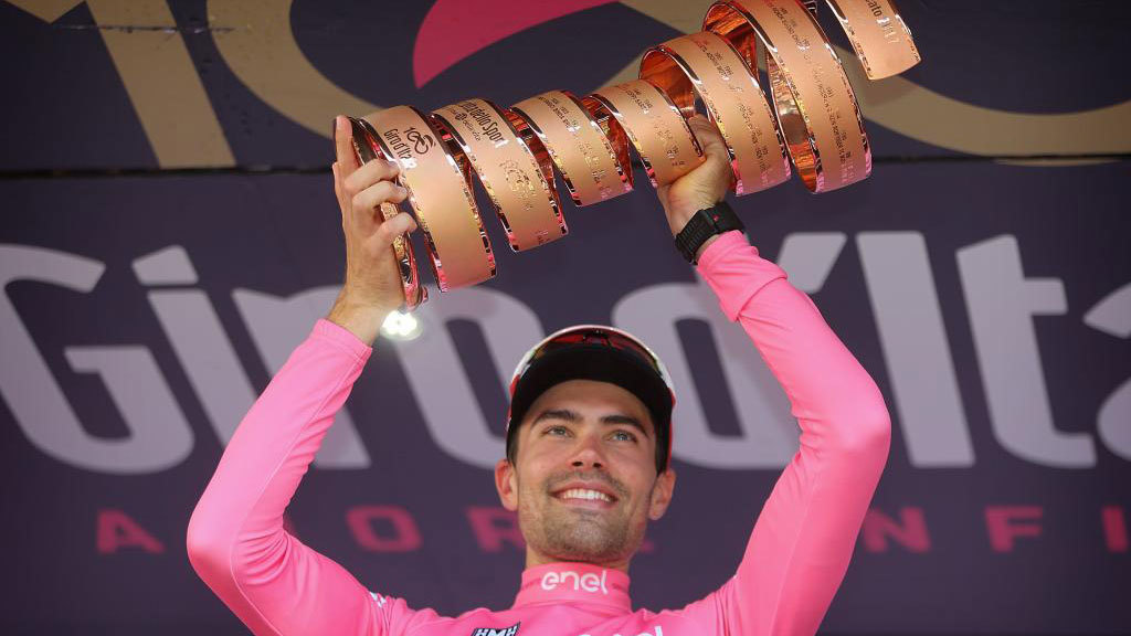 Tom Dumoulin levanta el trofeo de ganador del Giro dItalia de 2017.