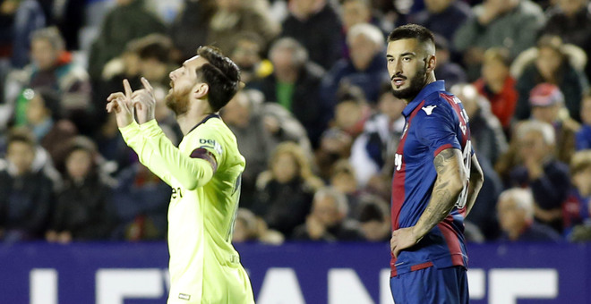 Messi celebra un gol ante la mirada de Cabaco.