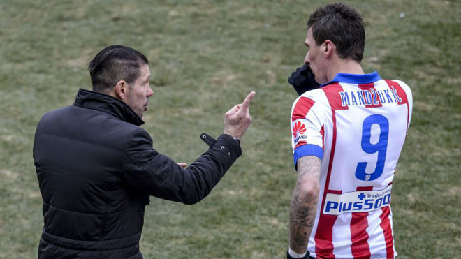 Simeone giving instructions to Mandzukic.