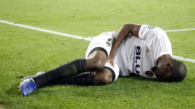 Kondogbia se lamenta en el suelo tras lesionarse ante el United.