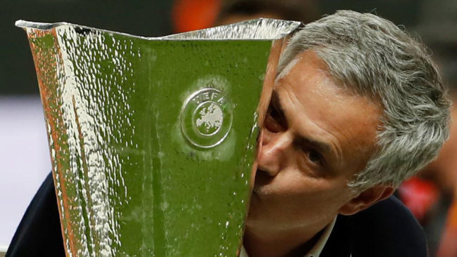 Jose Mourinho besa la Copa de la Europa League conquistado por el...
