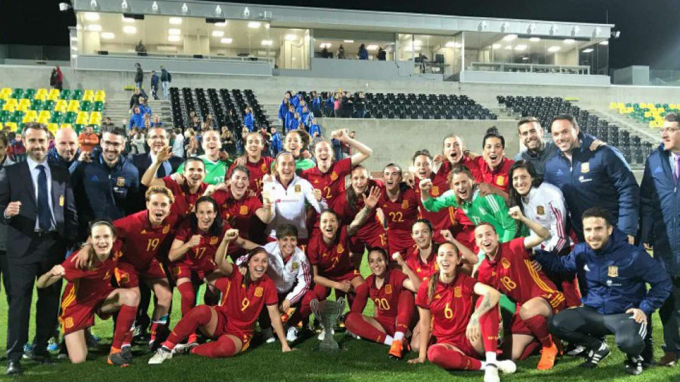 La seleccin espaola celebra la conquista de la Copa Chipre 2018.
