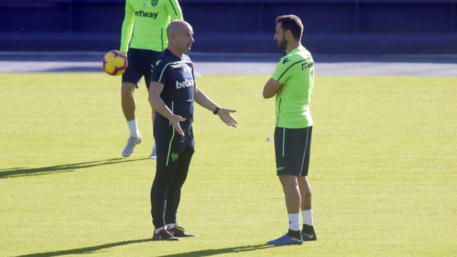 Pedro Lpez charla con Paco Lpez durante un entrenamiento.