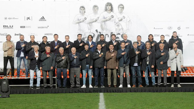 Los jugadores y ex jugadores del Valencia posan durante el acto.
