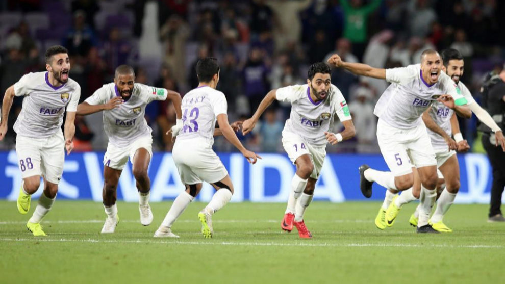 Los futbolistas del Al-Ain celebran el pase a la final del Mundial de...