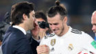 Solari y Bale se saludan despus del partido.