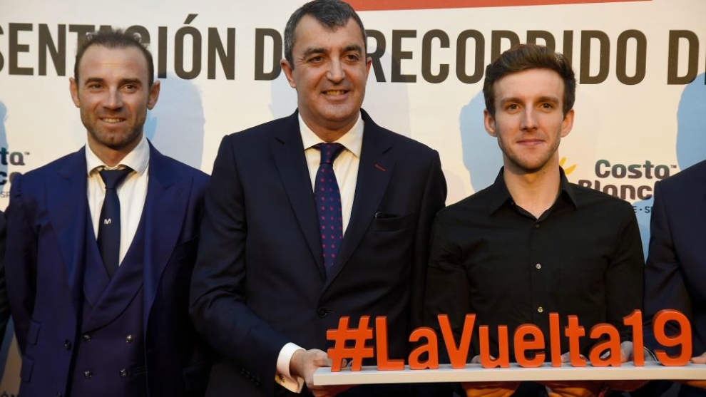 Javier Guilln (c), junto a Alejandro Valverde (i) y Simon Yates (d).