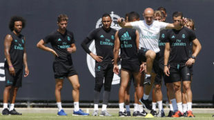 Antonio Pintus marca uno ejercicio a los jugadores del Real Madrid.