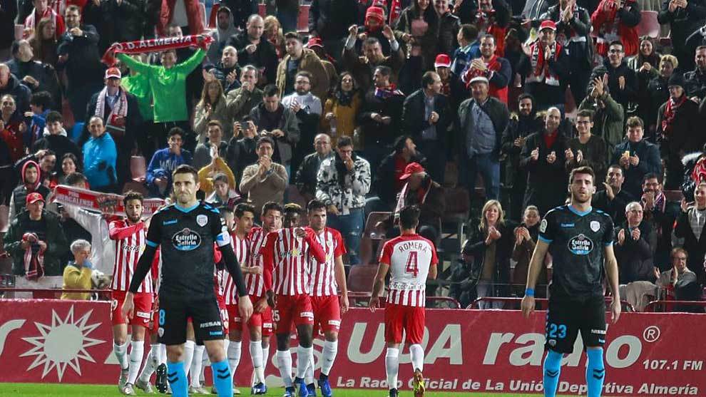 Los jugadores del Almera celebran su gol al Lugo en el Juegos...