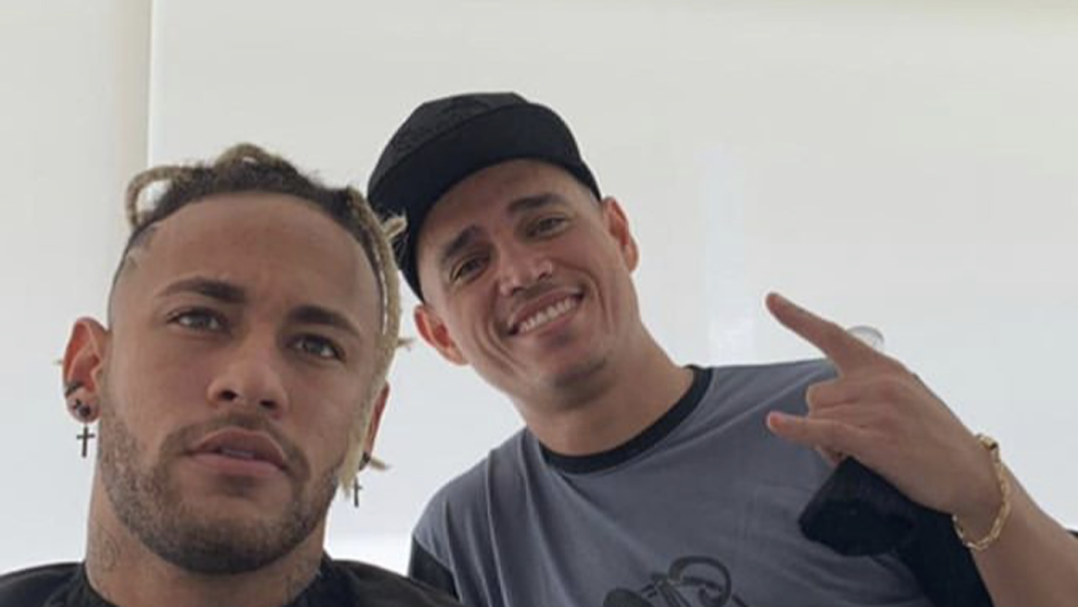 Neymar posa con su peluquero