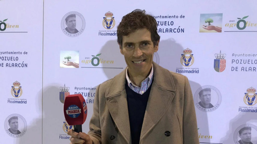 Julio Llorente posa con el micrófono de Radio MARCA.