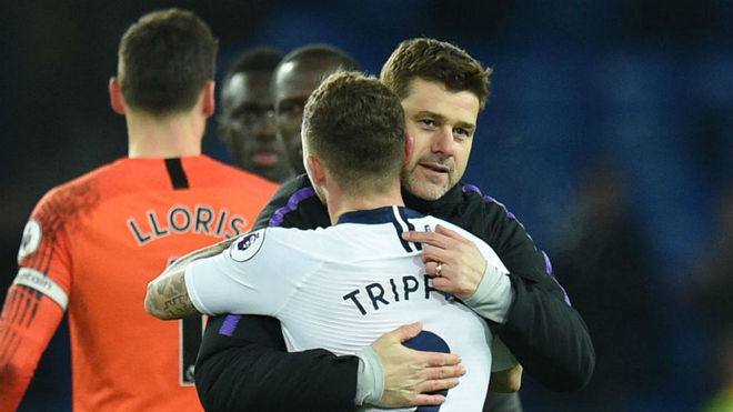 Pochettino hugs Tripper after the game against Everton