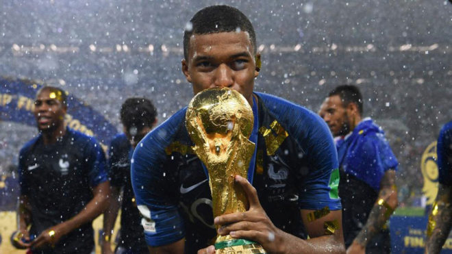 International Football - Ligue 1: Mbappe beats Varane and Griezmann to  title of best French player of 2018 | MARCA in English