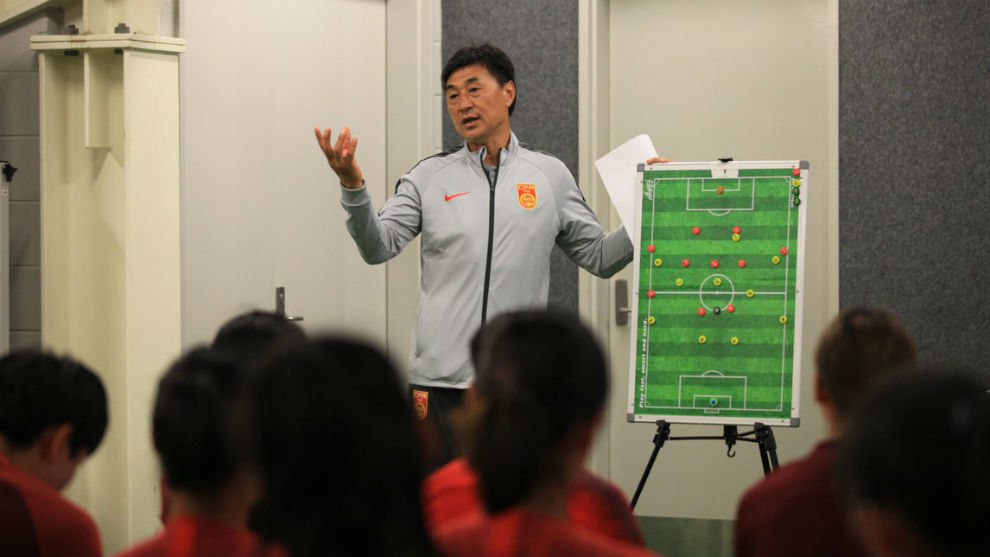 Jia Xiuquan dando una charla tcnica a sus jugadoras.