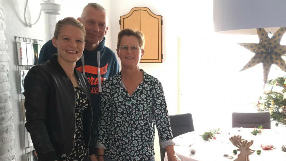 Mandy Van den Berg posa junto a sus padres el da de Nochebuena.