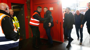Wayne Rooney, cacheado al entrar en Old Trafford.