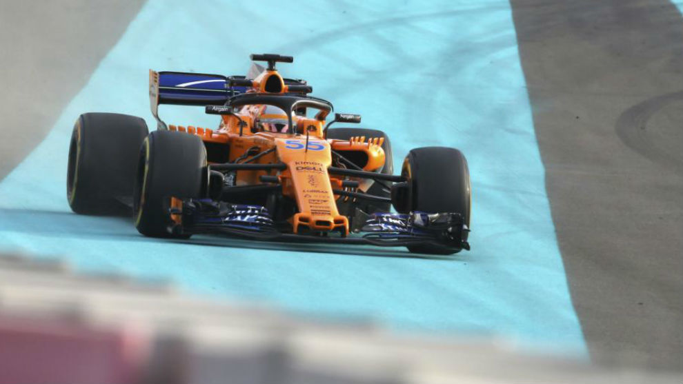 Carlos Sainz, con el McLaren, durante lo ltimos test de 2018 en Abu...