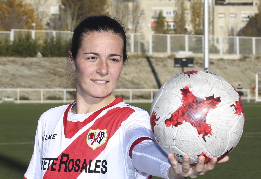 Natalia Pablos posa en la Ciudad Deportiva del Rayo Vallecano.