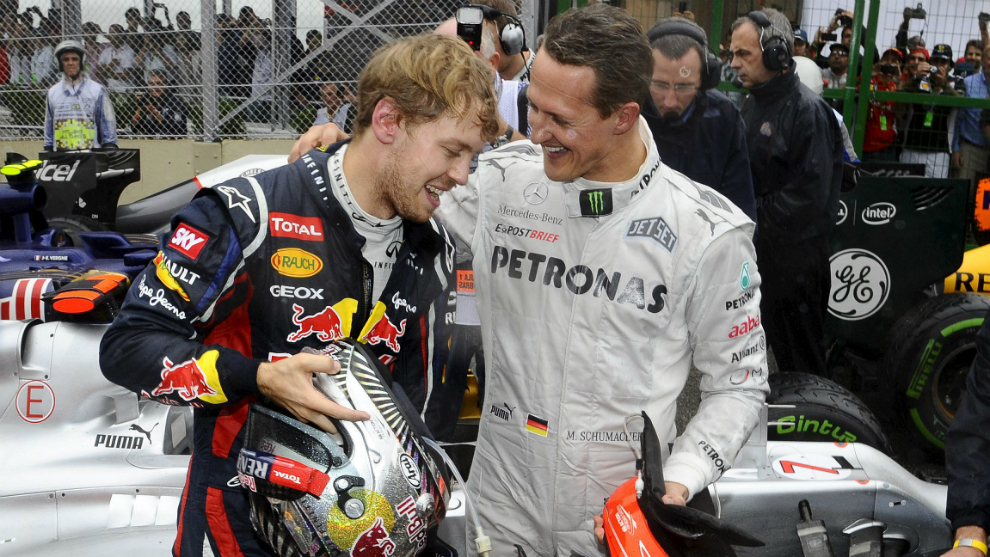 Michael Schumacher habla con Sebastian Vettel.
