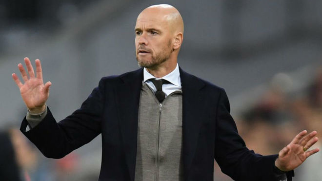 Ten Hag gestures from the sidelines during the match between Bayern...