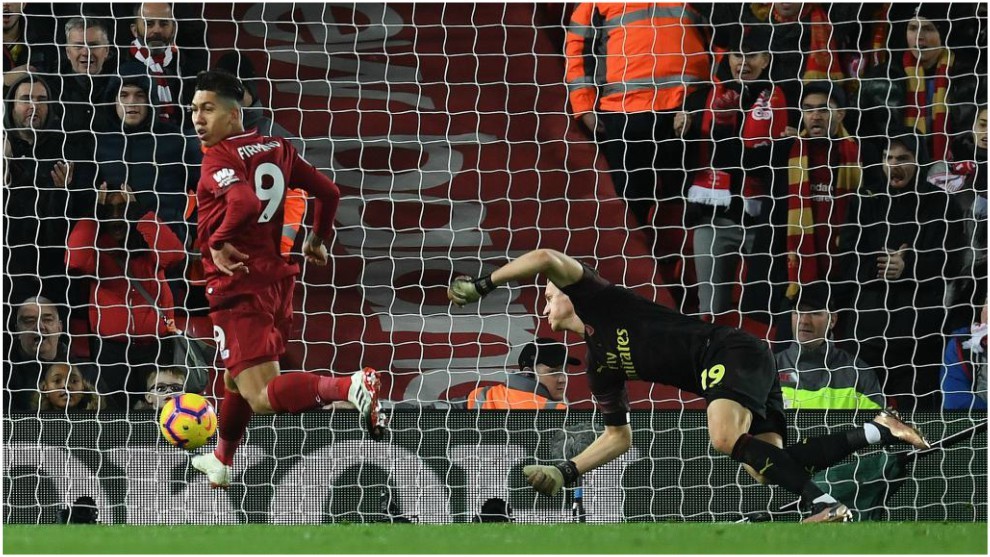 Firmino marca, sin mirar a portera, el primer gol del Liverpool.