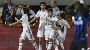 Los jugadores del Real Madrid celebran el tanto del empate ante el...