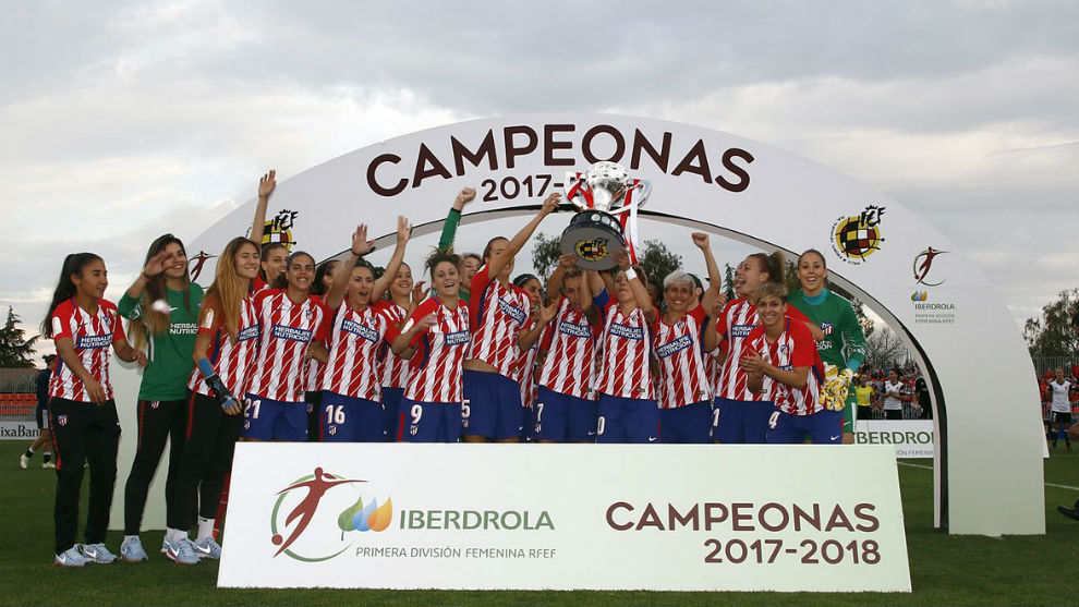 camarera toma una foto cada Fútbol Femenino: La Liga Iberdrola se ha convertido en referente | Marca.com