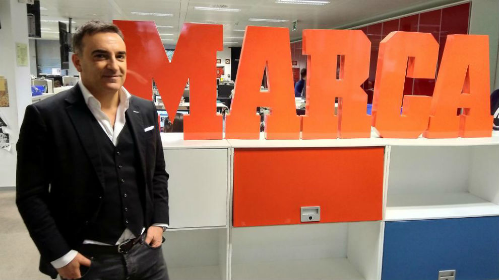 Carlos Carvalhal, posando en su visita a la redaccin de MARCA