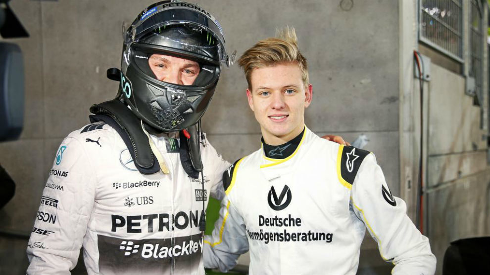 Nico Rosberg y  Mick Schumacher durante un acto de Mercedes en 2015.
