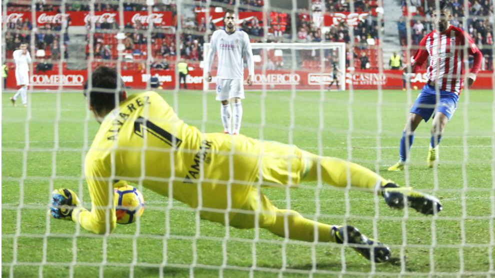 Cristian lvarez detiene el penalti a Santos en El Molinn