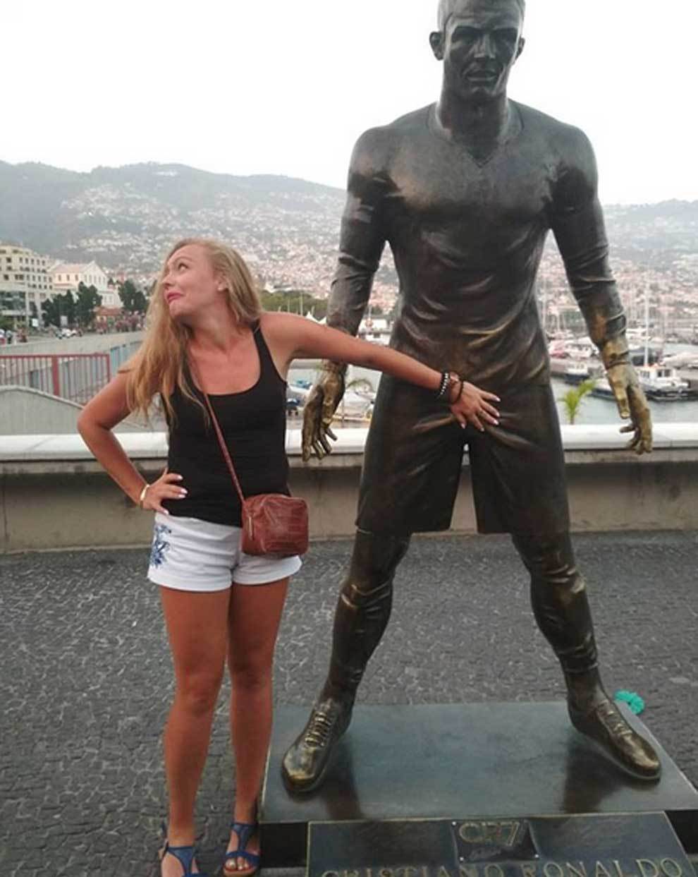 Serie A Juventus Tourists Rub And Touch The Genitals Of Cristiano Ronaldo S Statue The Statue In Madeira Of Cristiano Ronaldo Marca English