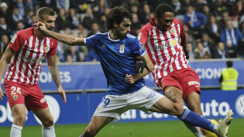Owona lucha con Carlos Martnez durante el partido Oviedo-Almera