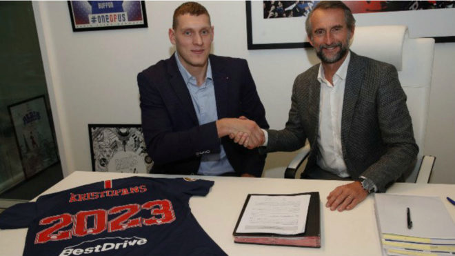 Kristopans, a la izquierda, firmando su nuevo contrato