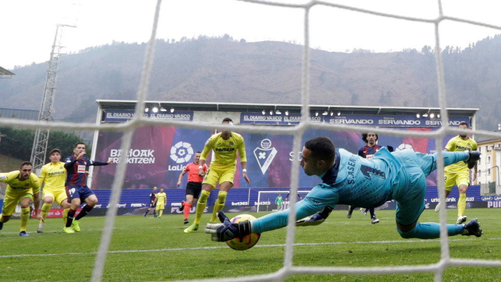 Asenjo hace una  intervencin durante el partido ante el Eibar.