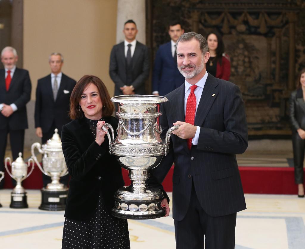 El rey Felipe hace entrega de la Copa Stadium a Elena Tejedor, de la...