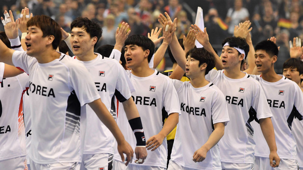 Los jugadores coreanos al trmino de su partido.